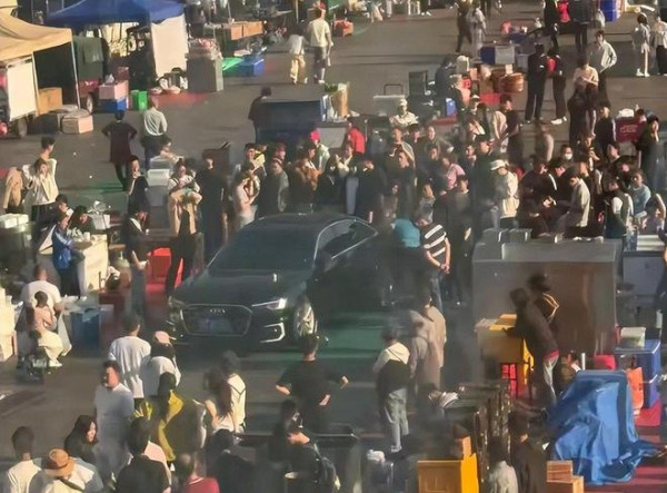內地自駕遊泊停車場夜晚竟變夜市！愛車慘成「垃圾堆」車牌被拗斷 豪車差別對待網民怒批欺善怕惡 