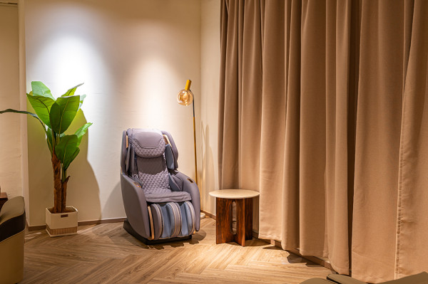 迷你倉都有貴賓室？蘋果迷你倉首間設有VIP Lounge分店 服務設施齊全誇張到連按摩椅都有 網民︰以為去咗會所