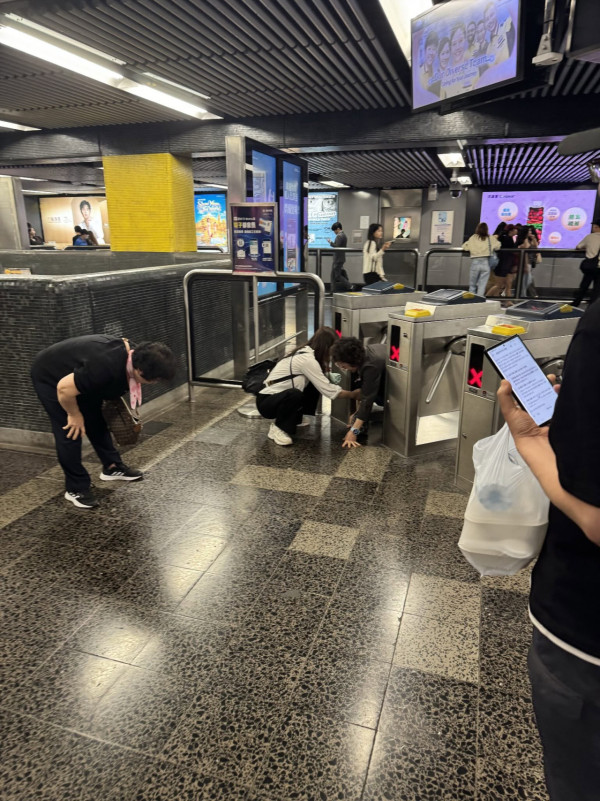 港鐵尖沙咀站爆集體逃票事件！三名中年婦人齊「捐閘」進入付費區（圖片來源：Threads）