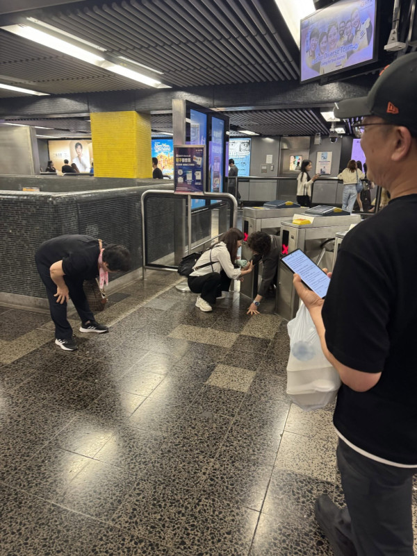 港鐵尖沙咀站爆集體逃票事件！三名中年婦人齊「捐閘」進入付費區（圖片來源：Threads）