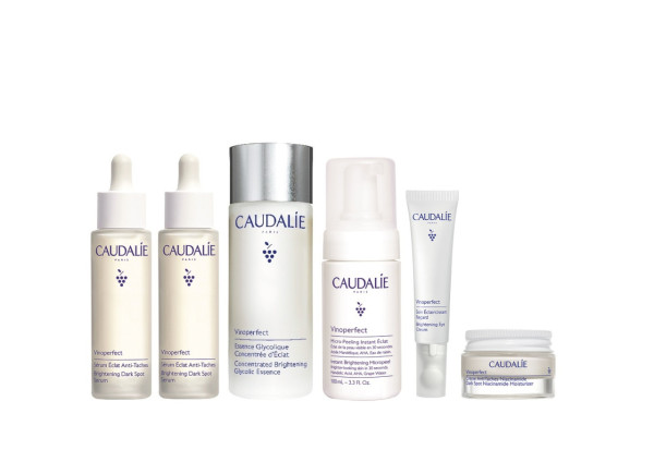 Caudalie葡萄美白增量倍效套裝HK$1,300 (價值: HK$2,443) 套裝包括: 葡萄蔓極緻淡斑亮白精華50ml兩支 葡萄蔓抗黑眼圈眼霜15ml 極緻亮白去角質泡沫100ml 極緻亮白精華露100ml 葡萄蔓極緻潤白日霜15ml