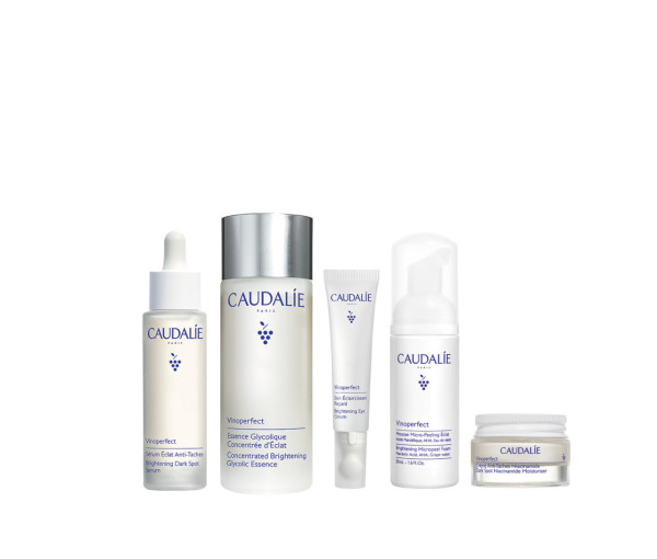 Caudalie葡萄蔓透亮淨白護理套裝HK$900 (價值: HK$1,603) 套裝包括: 葡萄蔓極緻淡斑亮白精華50ml 極緻亮白精華露100ml 葡萄蔓抗黑眼圈眼霜15ml 極緻亮白去角質泡沫50ml 葡萄蔓極緻潤白日霜15m