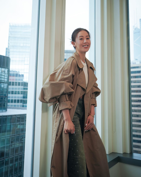 43歲人妻真空大解放胸形展露無遺！一動作雙重走光上下失守震撼眼球