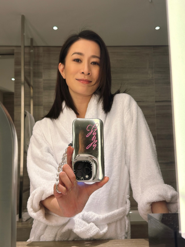 43歲梁靖琪素顏同框50歲佘詩曼大對比 一部位顯老慘被比下去：公開被處刑
