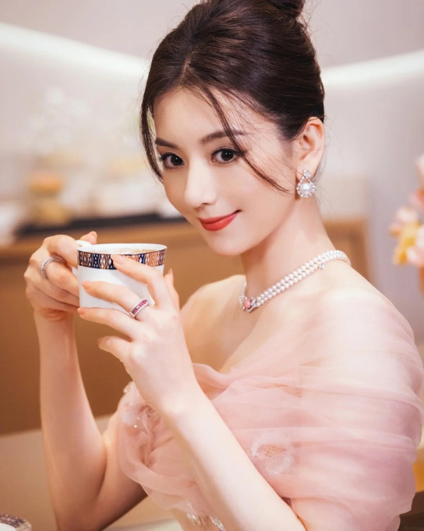 38歲方媛全頭「芭比粉金」髮色極驚艷！新形象似精緻洋娃娃美貌更勝黑髮