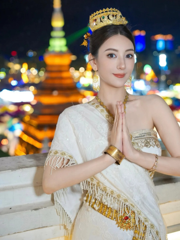 38歲方媛全頭「芭比粉金」髮色極驚艷！新形象似精緻洋娃娃美貌更勝黑髮