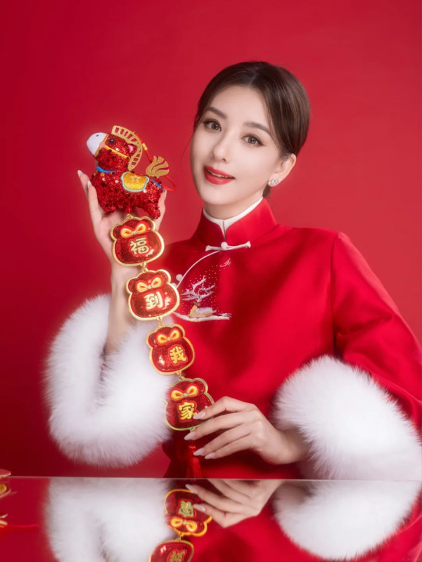 38歲方媛全頭「芭比粉金」髮色極驚艷！新形象似精緻洋娃娃美貌更勝黑髮