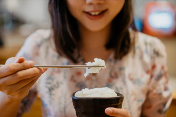 晚餐戒澱粉反而失眠？營養師揭白飯變「天然安眠藥」關鍵  吃錯1情況半夜扎醒