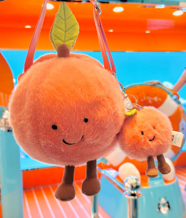 Amuseables Peach Shoulder Bag HK$700 / Amuseables Peach Bag Charm HK$295
