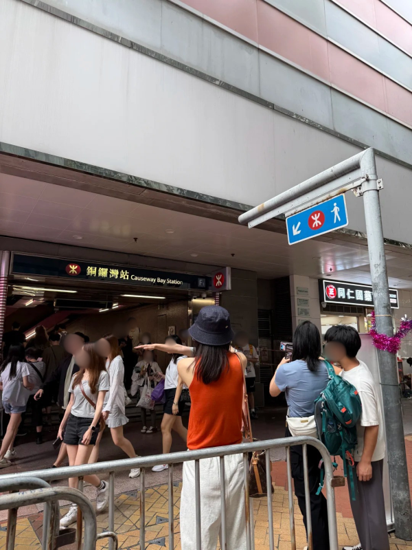 銅鑼灣現「隻手遮天」奇景！遊客爭扮烏鴉哥擺敏感手勢阻街 網民怒轟極失禮