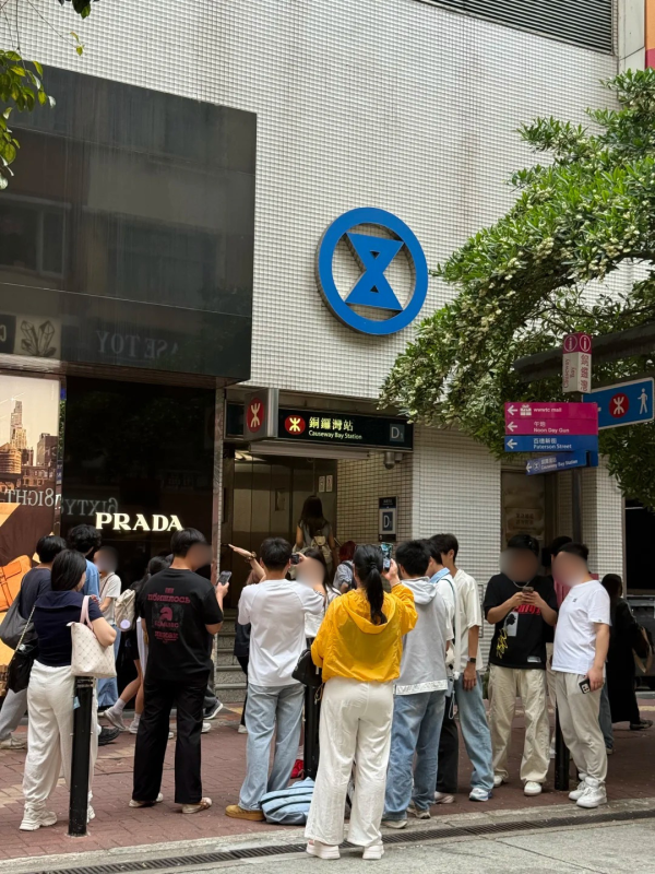銅鑼灣現「隻手遮天」奇景！遊客爭扮烏鴉哥擺敏感手勢阻街 網民怒轟極失禮