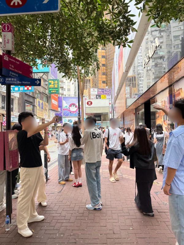 銅鑼灣現「隻手遮天」奇景！遊客爭扮烏鴉哥擺敏感手勢阻街 網民怒轟極失禮