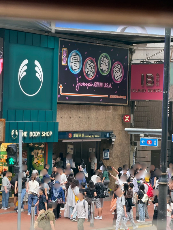 銅鑼灣現「隻手遮天」奇景！遊客爭扮烏鴉哥擺敏感手勢阻街 網民怒轟極失禮