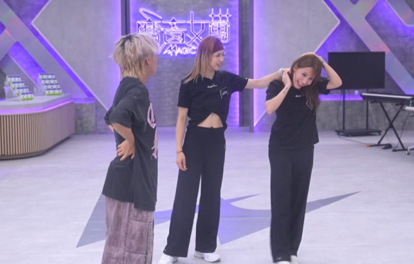  魔音女團丨D組唱將Ziva穎喬走音失準喊到落台 遭狠批「唱10個音起碼有5個字走音」
