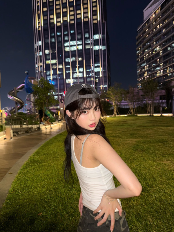 区明妙IG狂晒最满意泳衣写真照！性感超少布“仅系两根带”若隐若现