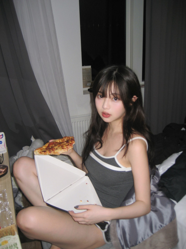 区明妙IG狂晒最满意泳衣写真照！性感超少布“仅系两根带”若隐若现