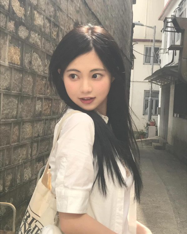 区明妙IG狂晒最满意泳衣写真照！性感超少布“仅系两根带”若隐若现