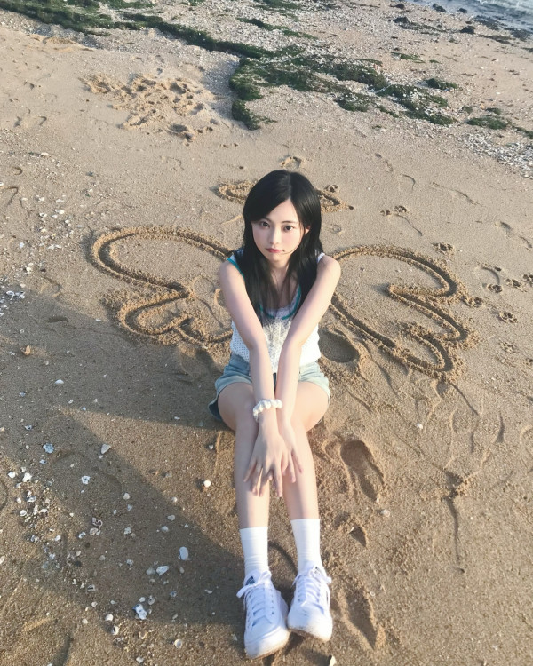 区明妙IG狂晒最满意泳衣写真照！性感超少布“仅系两根带”若隐若现
