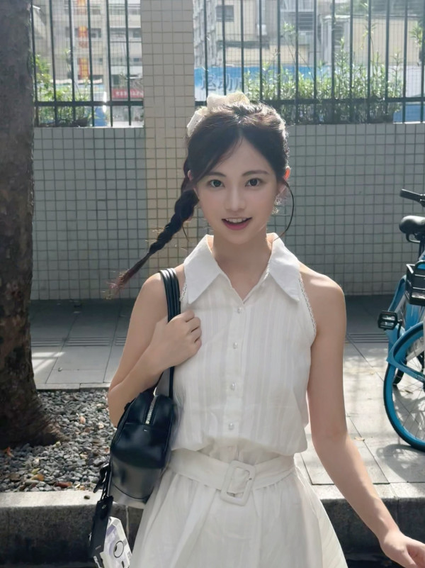 区明妙IG狂晒最满意泳衣写真照！性感超少布“仅系两根带”若隐若现