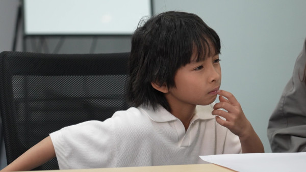 AI時代未來實習生｜賴慰玲8歲仔仔「也也」體驗飛機師實習 殺入2億模擬飛行器受訓