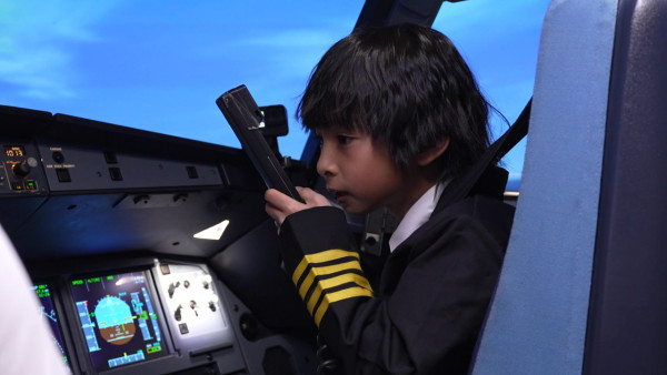 AI時代未來實習生｜賴慰玲8歲仔仔「也也」體驗飛機師實習 殺入2億模擬飛行器受訓