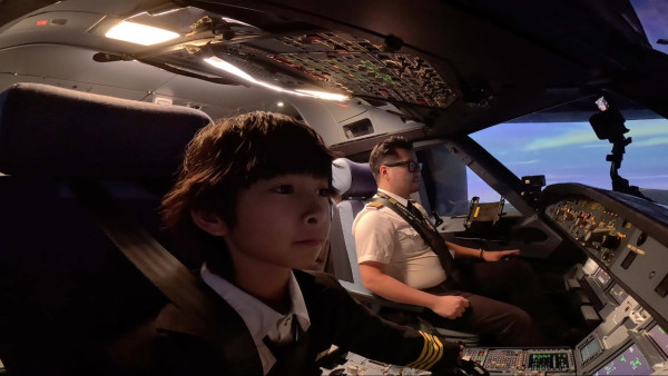 AI時代未來實習生｜賴慰玲8歲仔仔「也也」體驗飛機師實習 殺入2億模擬飛行器受訓
