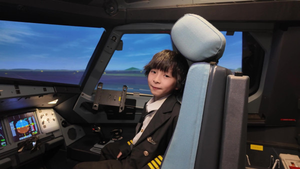 AI時代未來實習生｜賴慰玲8歲仔仔「也也」體驗飛機師實習 殺入2億模擬飛行器受訓