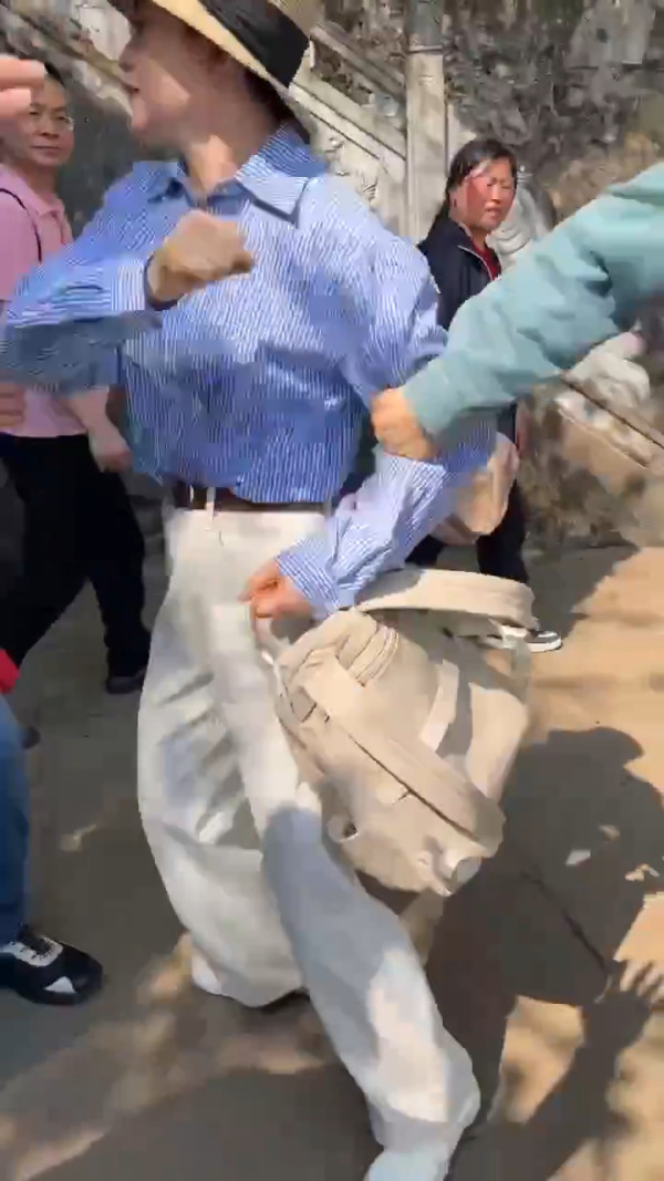 浙江普陀山爆發衝突！台灣團勸阻插隊被圍毆 內地女用袋當武器 搶手機毀證 