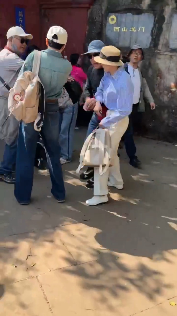 浙江普陀山爆發衝突！台灣團勸阻插隊被圍毆 內地女用袋當武器 搶手機毀證 