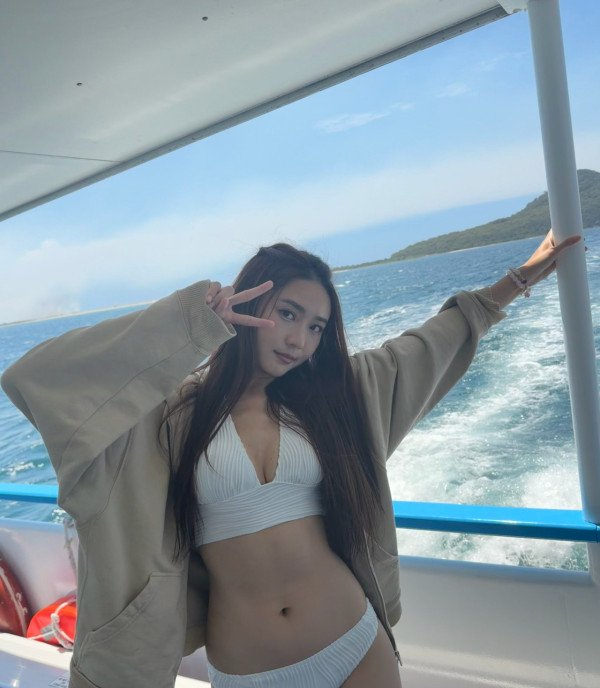 戴祖儀純慾風白色水著泳衣照放題！胸前解放事業線震撼眼球：大祖儀！