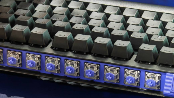 返工打字、放工打機一隻搞掂！Logitech G512 X 旗艦規格：頂級 Gasket 結構＋雙旋鈕自訂、白色外型美學天花板