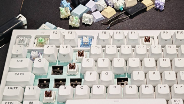 返工打字、放工打機一隻搞掂！Logitech G512 X 旗艦規格：頂級 Gasket 結構＋雙旋鈕自訂、白色外型美學天花板