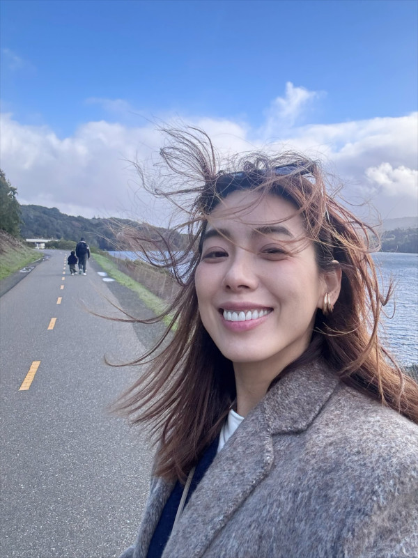頭髮稀疏有得救！名模公開私藏秘訣 按摩神秘穴位生髮+消腫！3步驟提升面部輪廓+拯救髮量
