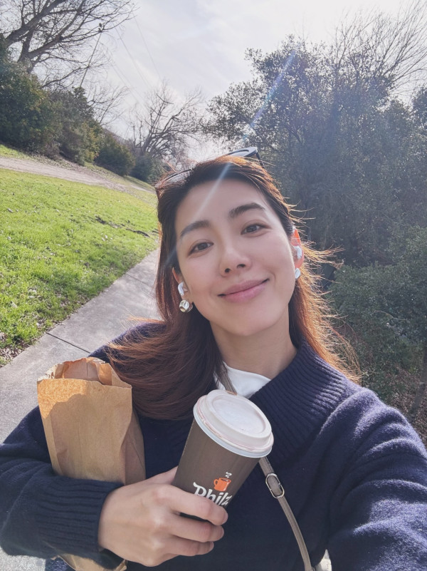 頭髮稀疏有得救！名模公開私藏秘訣 按摩神秘穴位生髮+消腫！3步驟提升面部輪廓+拯救髮量