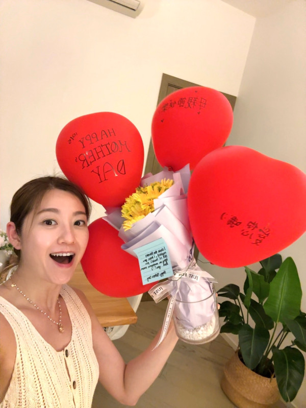 陳自瑤屋企慶祝母親節囡囡貼心送驚喜!驚見老公王浩信都超低調有表示