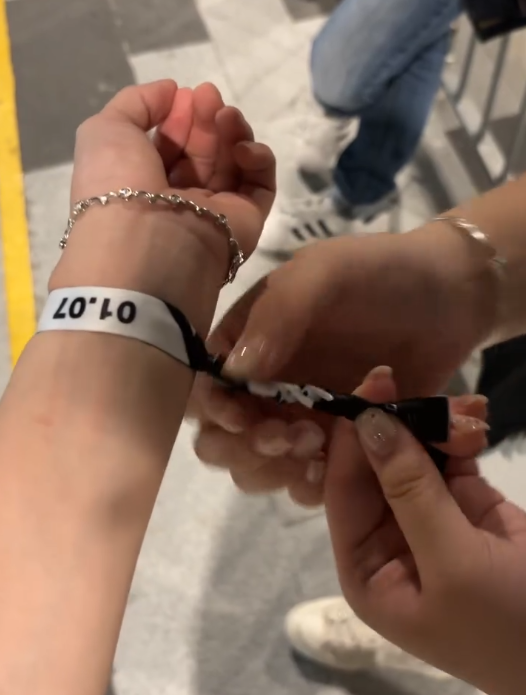 演唱會手帶剪咗就冇？瘋傳神級「無損拆除法」 3步完美封存回憶