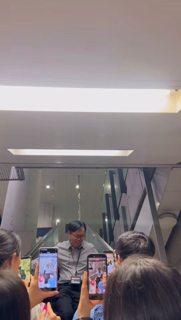 港铁Rapper离职真相曝光！Hinson换西装转新身份 网友揭升职变代言人？