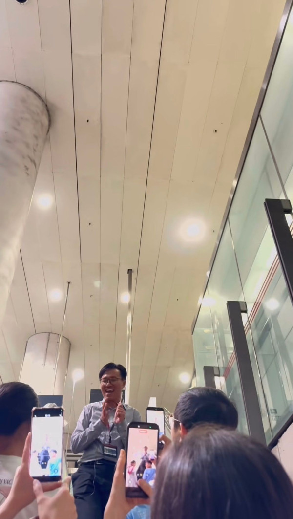 港铁Rapper离职真相曝光！Hinson换西装转新身份 网友揭升职变代言人？