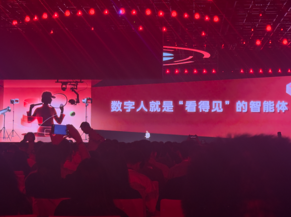 記者現場直擊！2026百度AI開發者大會 「百度一鏡」剪片速起貨 一句指令5分鐘搞掂廣告片