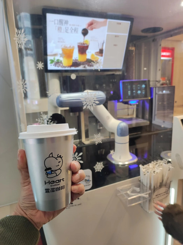 AI機械臂咖啡機$1杯快閃價！90秒歎1蚊咖啡／必飲美式咖啡＋生椰拿鐵 (全港2大指定地點)