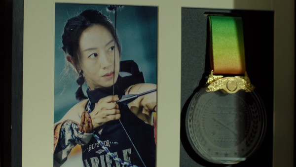 重案解密丨 梁靖琪特工Look完美融入黑暗 射箭高手還原「盜墓者羅拉」有型有款