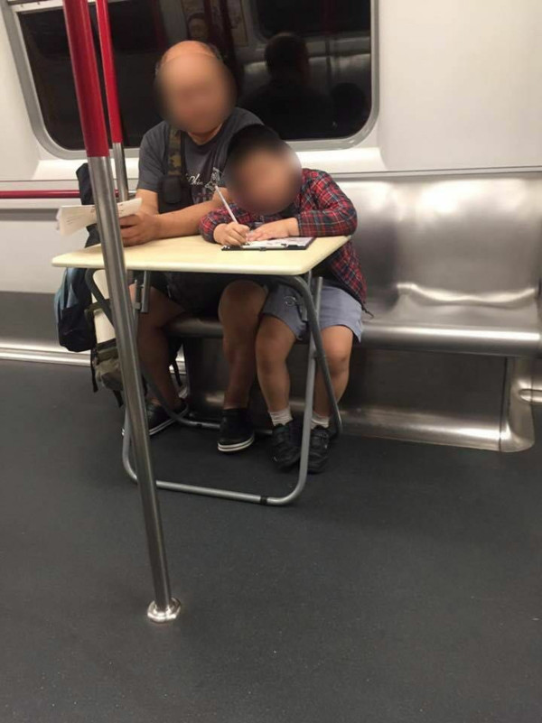 港铁车厢惊现巨型垃圾桶！大叔当行李惹众怒 网友揭1破绽质疑AI假图