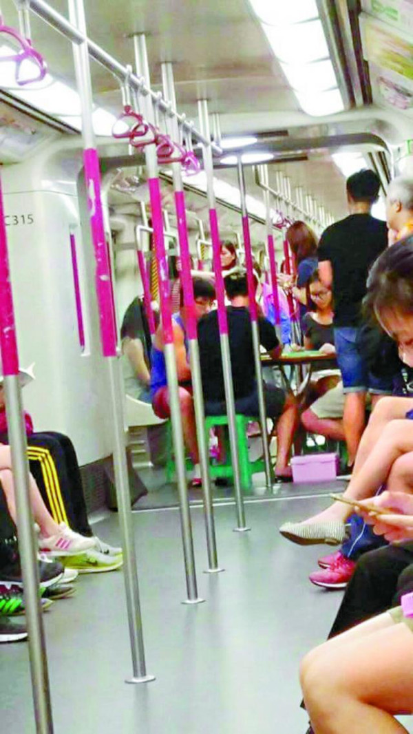 港铁车厢惊现巨型垃圾桶！大叔当行李惹众怒 网友揭1破绽质疑AI假图