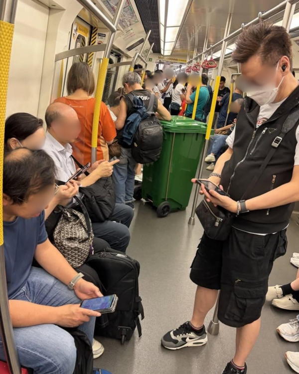 港铁车厢惊现巨型垃圾桶！大叔当行李惹众怒 网友揭1破绽质疑AI假图