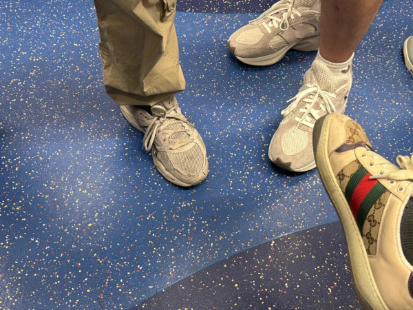 一眼分辨港人！內地客揭「香港制服」特徵：著呢款鞋先係真香港人？