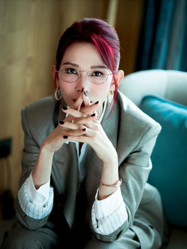 52歲蔡少芬全素顏真面目曝光堅持唔化妝！真實狀態絲毫不輸33歲蘇麗珊化全妝