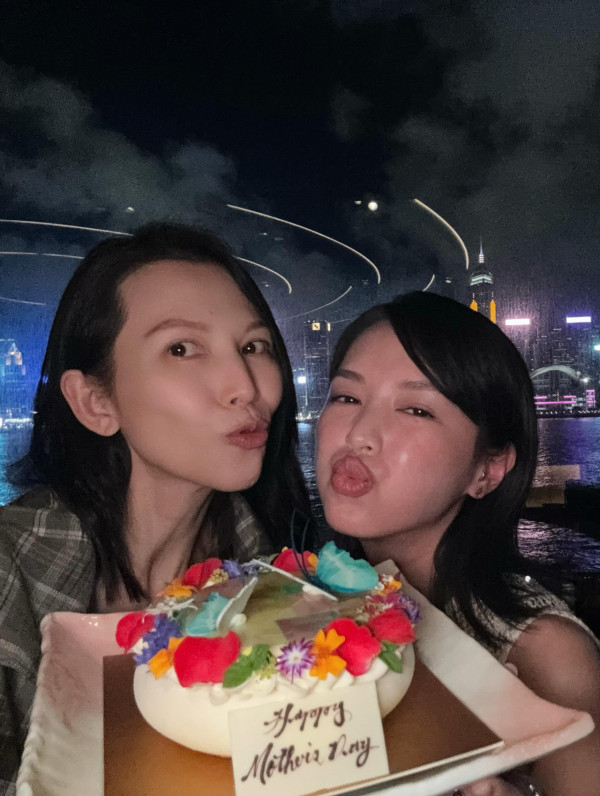52歲蔡少芬全素顏真面目曝光堅持唔化妝！真實狀態絲毫不輸33歲蘇麗珊化全妝