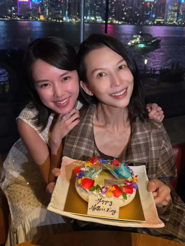 52歲蔡少芬全素顏真面目曝光堅持唔化妝！真實狀態絲毫不輸33歲蘇麗珊化全妝