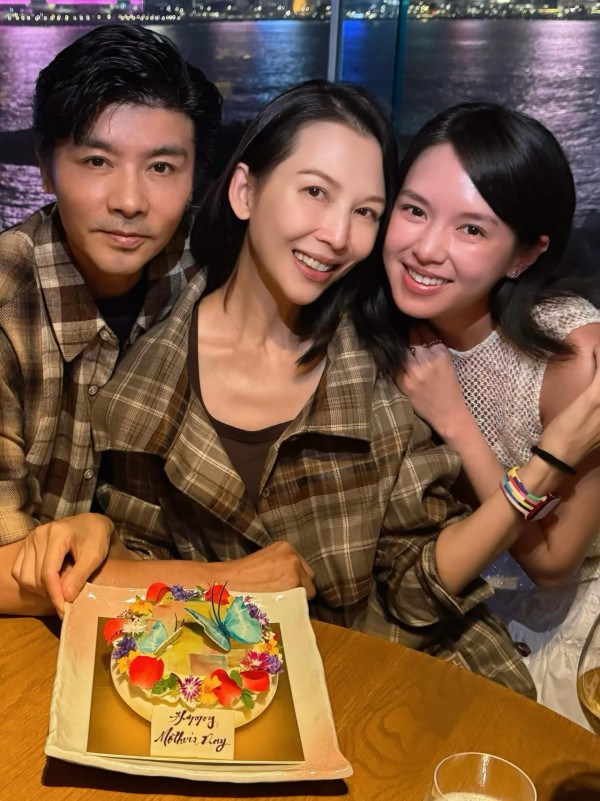 52歲蔡少芬全素顏真面目曝光堅持唔化妝！真實狀態絲毫不輸33歲蘇麗珊化全妝