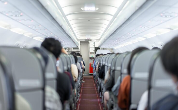 旅遊冷知識｜搭飛機成日病？專家警告「這位置」是細菌重災區！揀呢個位最安全 